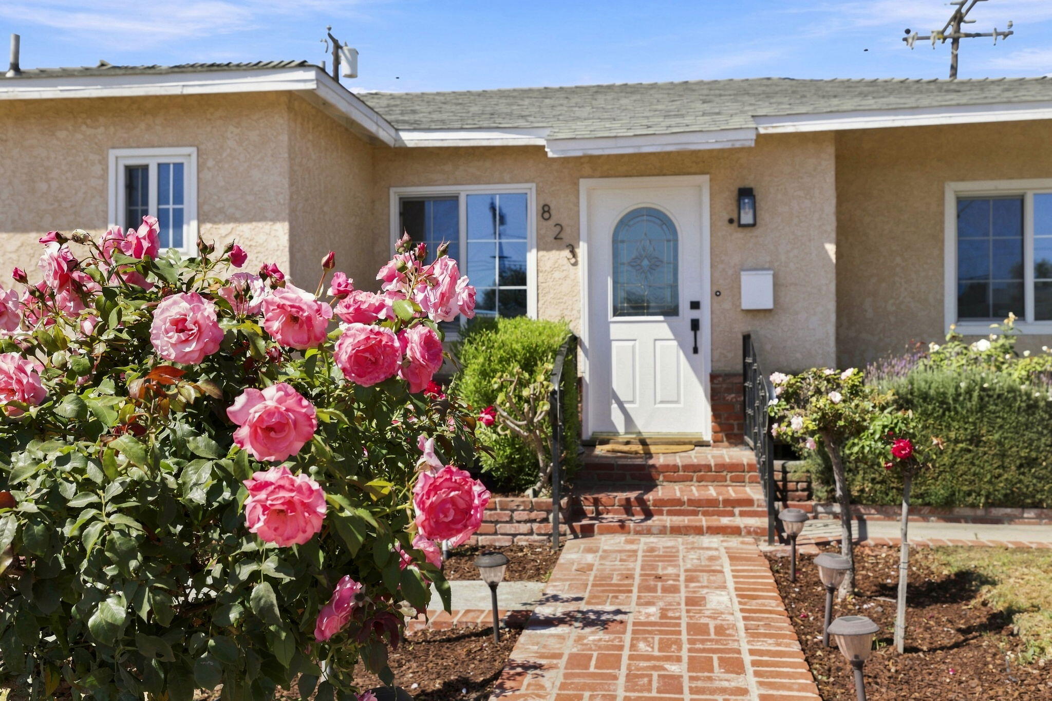 823 West Roderick Avenue Oxnard, CA 93030 - Photo 2 of 34 4-web-or-mls-0R3A7380