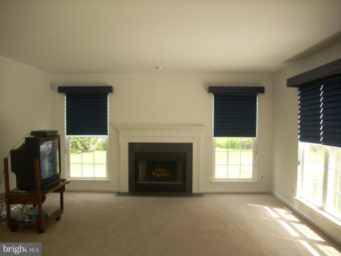 8000 Folkstone Road Manassas, VA 20111 - Photo 10 of 16 Family Room