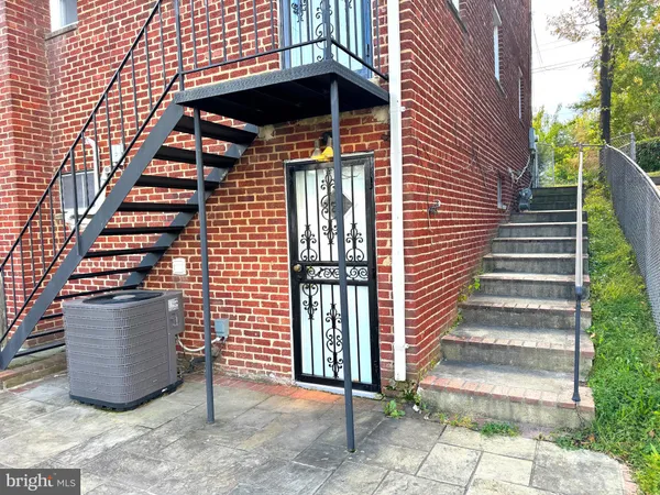 a view of entryway of house