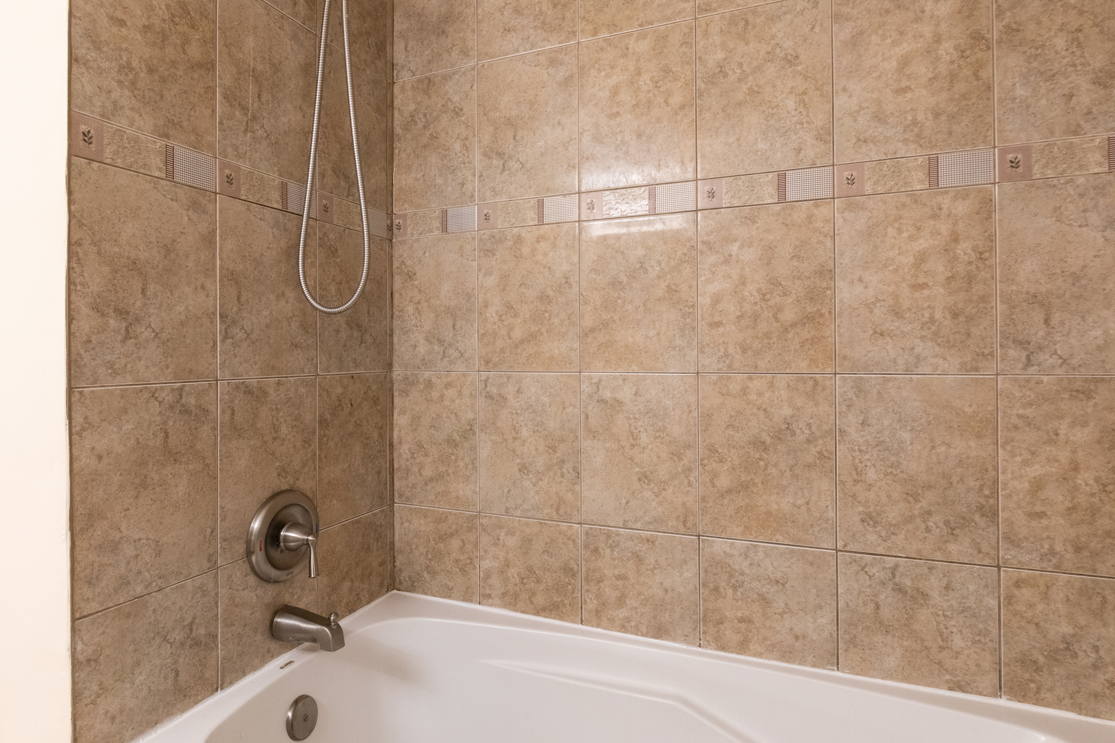 26 Cour Versaille, Unit 26 Palos Hills, IL 60465 - Photo 15 of 24 a bathroom with a bath tub with a shower