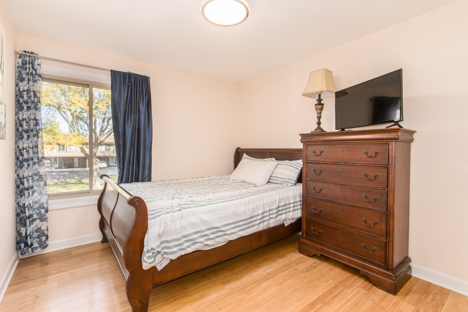 26 Cour Versaille, Unit 26 Palos Hills, IL 60465 - Photo 18 of 24 a bedroom with a bed and flat screen tv