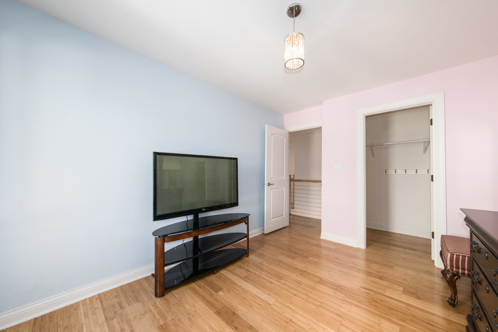 26 Cour Versaille, Unit 26 Palos Hills, IL 60465 - Photo 20 of 24 a living room with furniture and a flat screen tv