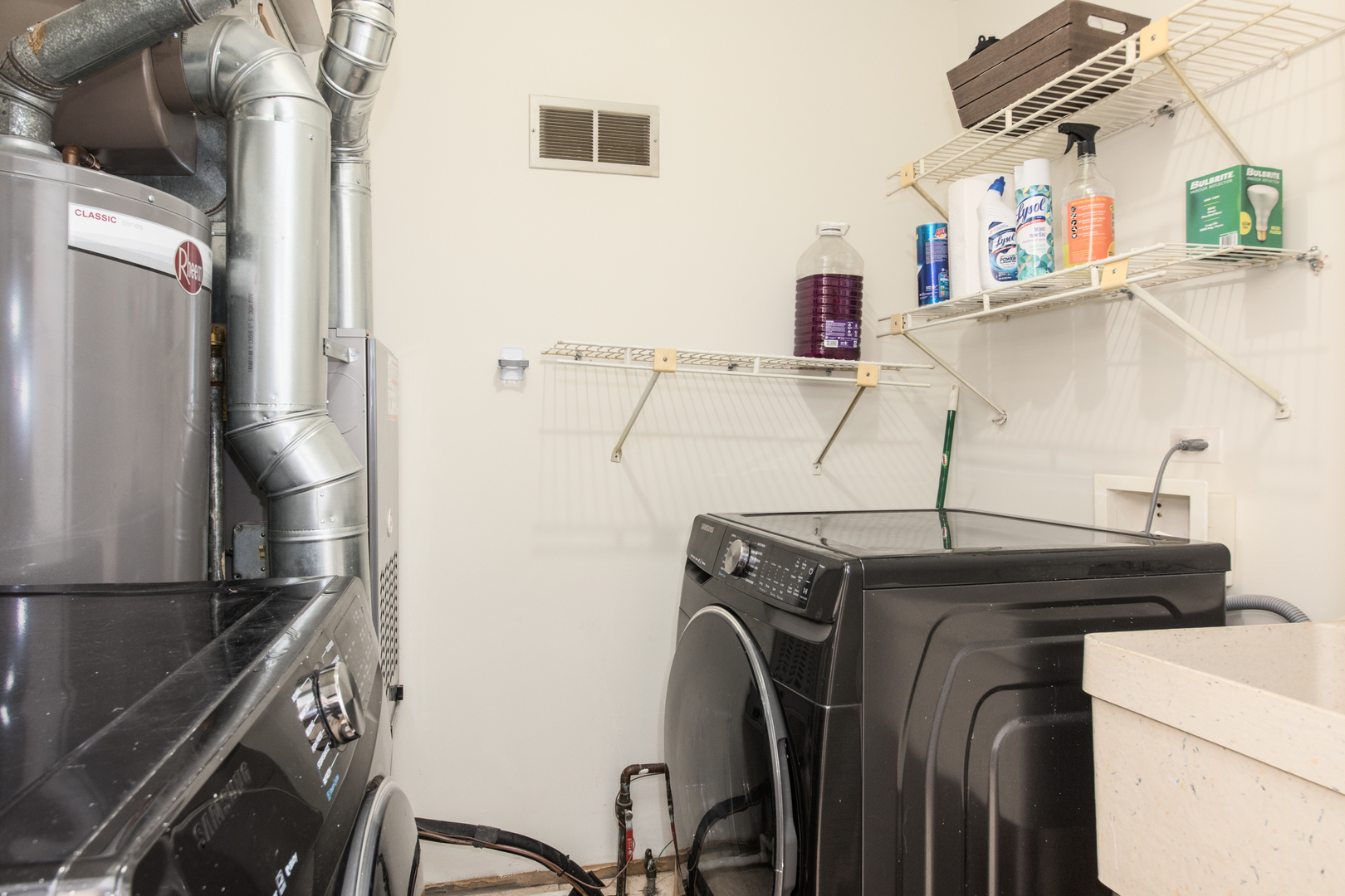 26 Cour Versaille, Unit 26 Palos Hills, IL 60465 - Photo 22 of 24 a utility room with dryer and washer