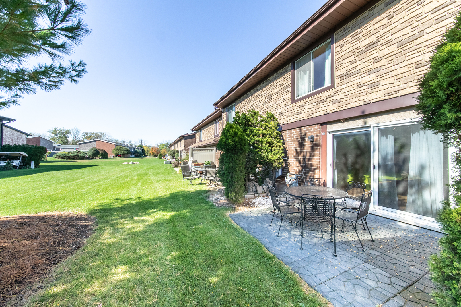 26 Cour Versaille, Unit 26 Palos Hills, IL 60465 - Photo 4 of 24 a view of a house with backyard sitting area and garden