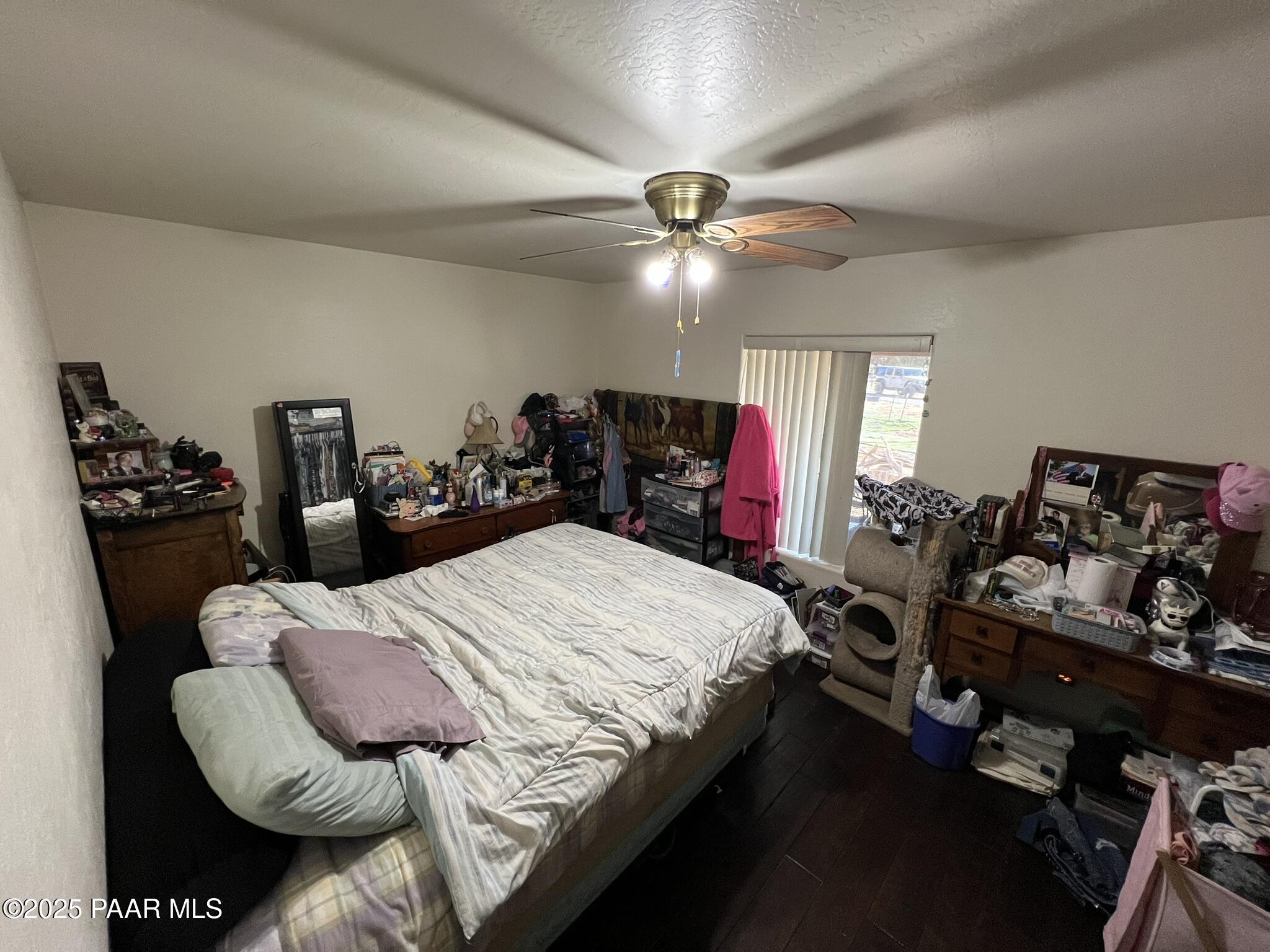 314 Bullock Road Ash Fork, AZ 86320 - Photo 10 of 33 a bed room with a bed furniture and a chandelier