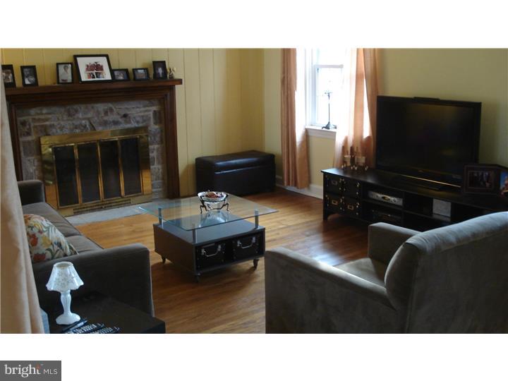340 Horsham Road Horsham, PA 19002 - Photo 3 of 20 Living Room
