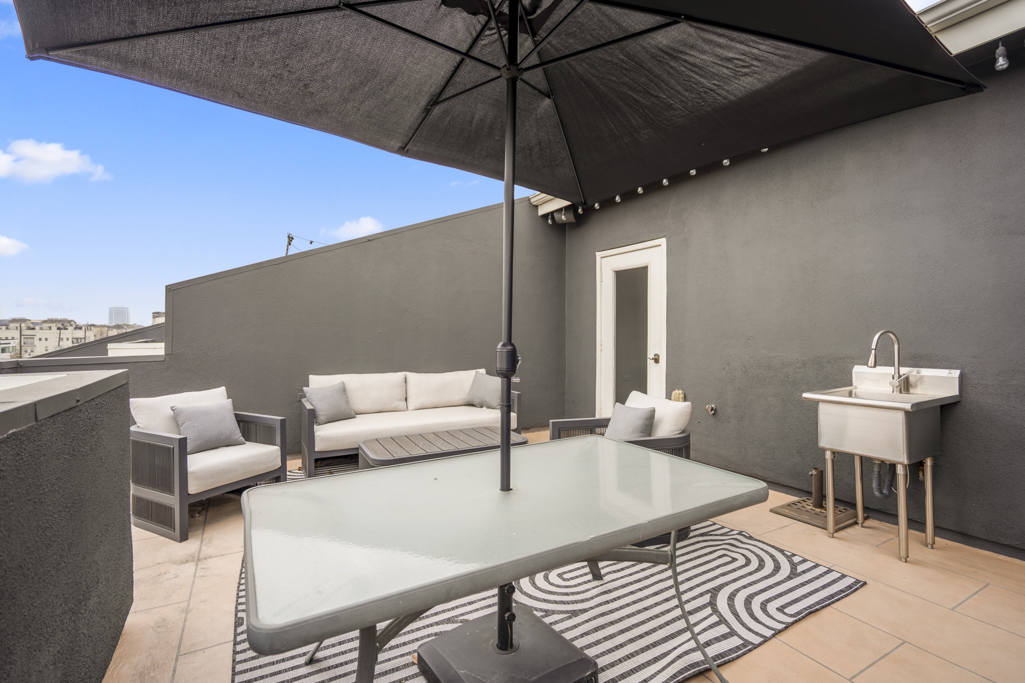 1310 West Dallas Street Houston, TX 77019 - Photo 45 of 50 a balcony with furniture and a umbrella
