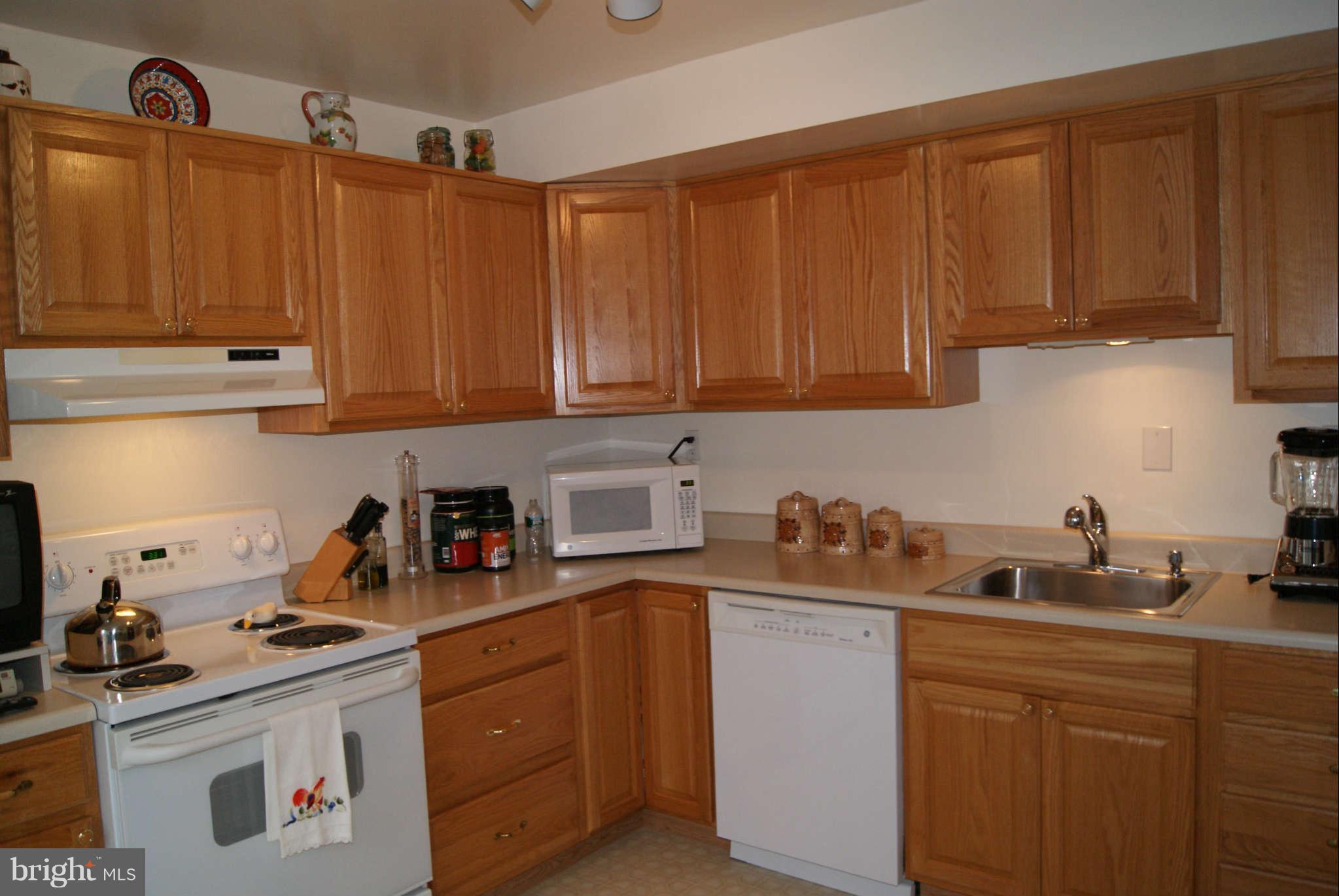 2702 Kings Ridge Road Baltimore, MD 21234 - Photo 8 of 18 Kitchen updated w/ nice Oak Cabinets.