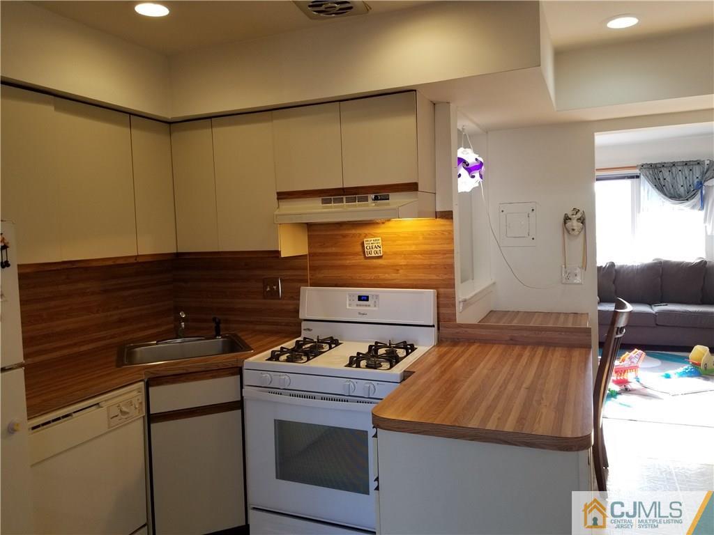 197 Evergreen Road, Unit 5B Edison, NJ 08837 - Photo 3 of 11 a kitchen that has a sink and a stove