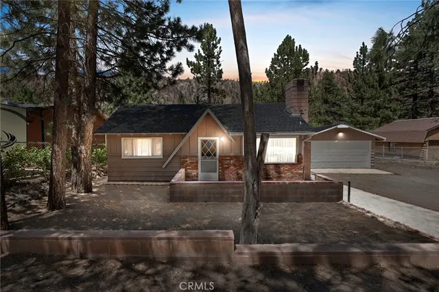 a view of a houses with a yard