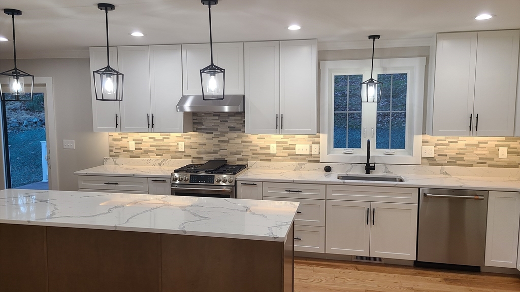 15 Longwood Road Reading, MA 01867 - Photo 5 of 15 Gallery Image 5