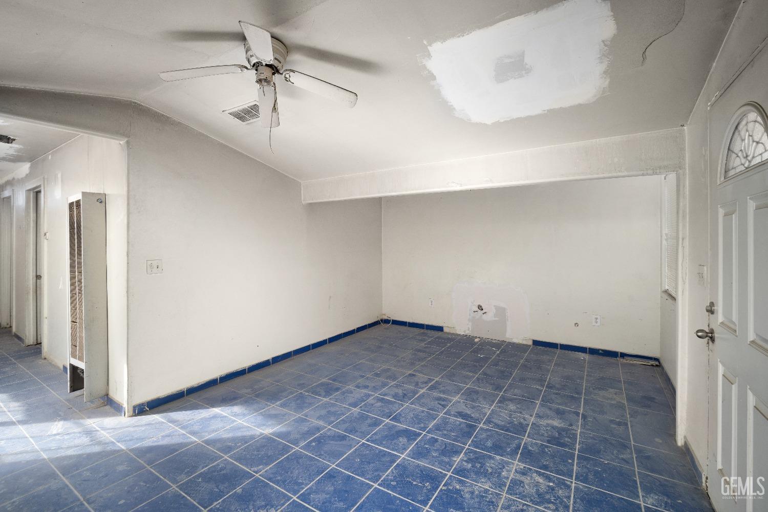 Undisclosed Address Bakersfield, CA 93305 - Photo 7 of 10 an empty room with windows