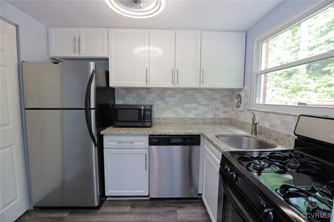 3109 North Parham Road, Unit 40 Henrico, VA 23294 - Photo 21 of 40 a kitchen with a stove a refrigerator and a sink