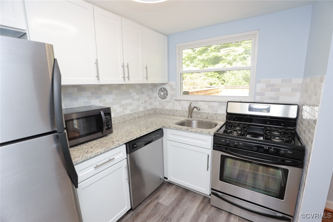 3109 North Parham Road, Unit 40 Henrico, VA 23294 - Photo 22 of 40 a kitchen with a stove a microwave and refrigerator