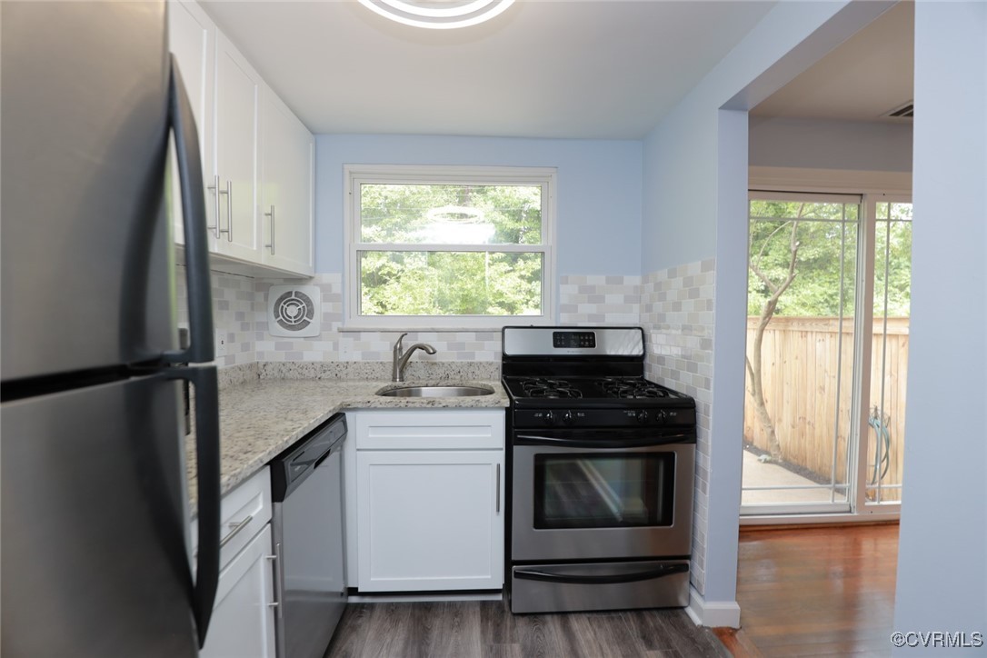 3109 North Parham Road, Unit 40 Henrico, VA 23294 - Photo 23 of 40 a kitchen with a stove a sink and a refrigerator