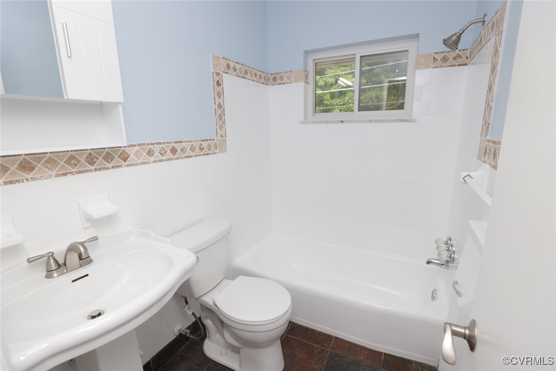 3109 North Parham Road, Unit 40 Henrico, VA 23294 - Photo 28 of 40 a bathroom with a sink and a bathtub