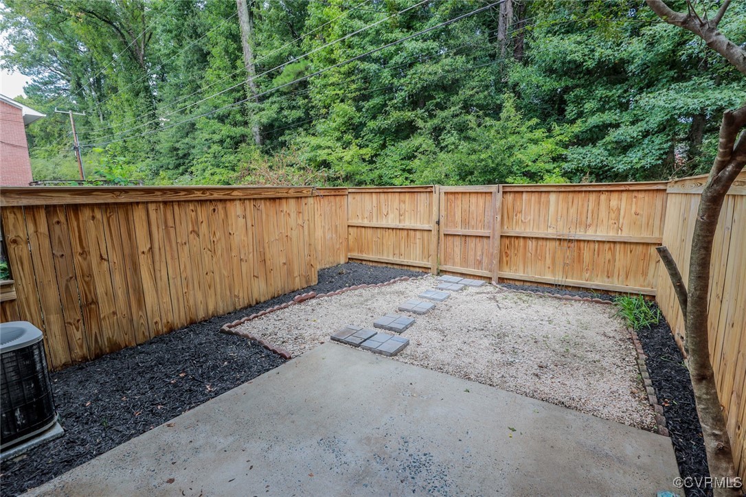 3109 North Parham Road, Unit 40 Henrico, VA 23294 - Photo 33 of 40 a backyard of a house