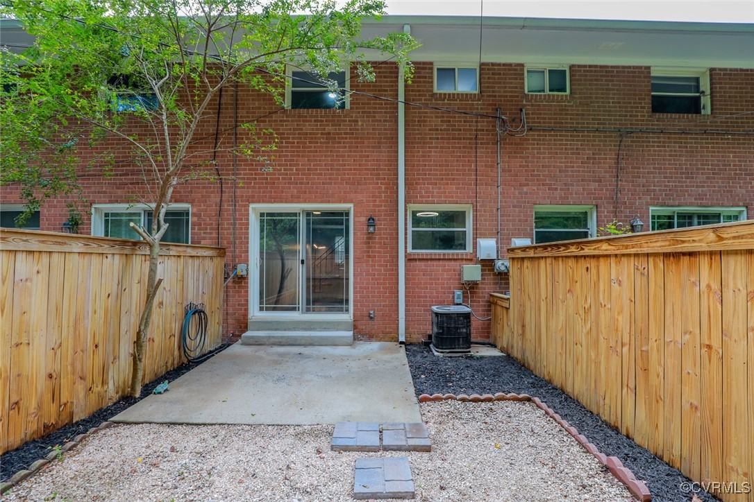 3109 North Parham Road, Unit 40 Henrico, VA 23294 - Photo 35 of 40 a view of a house with wooden fence