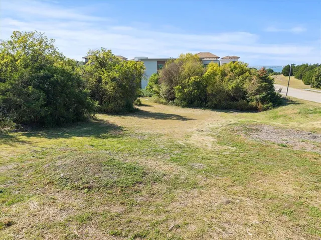 a view of a yard with a house