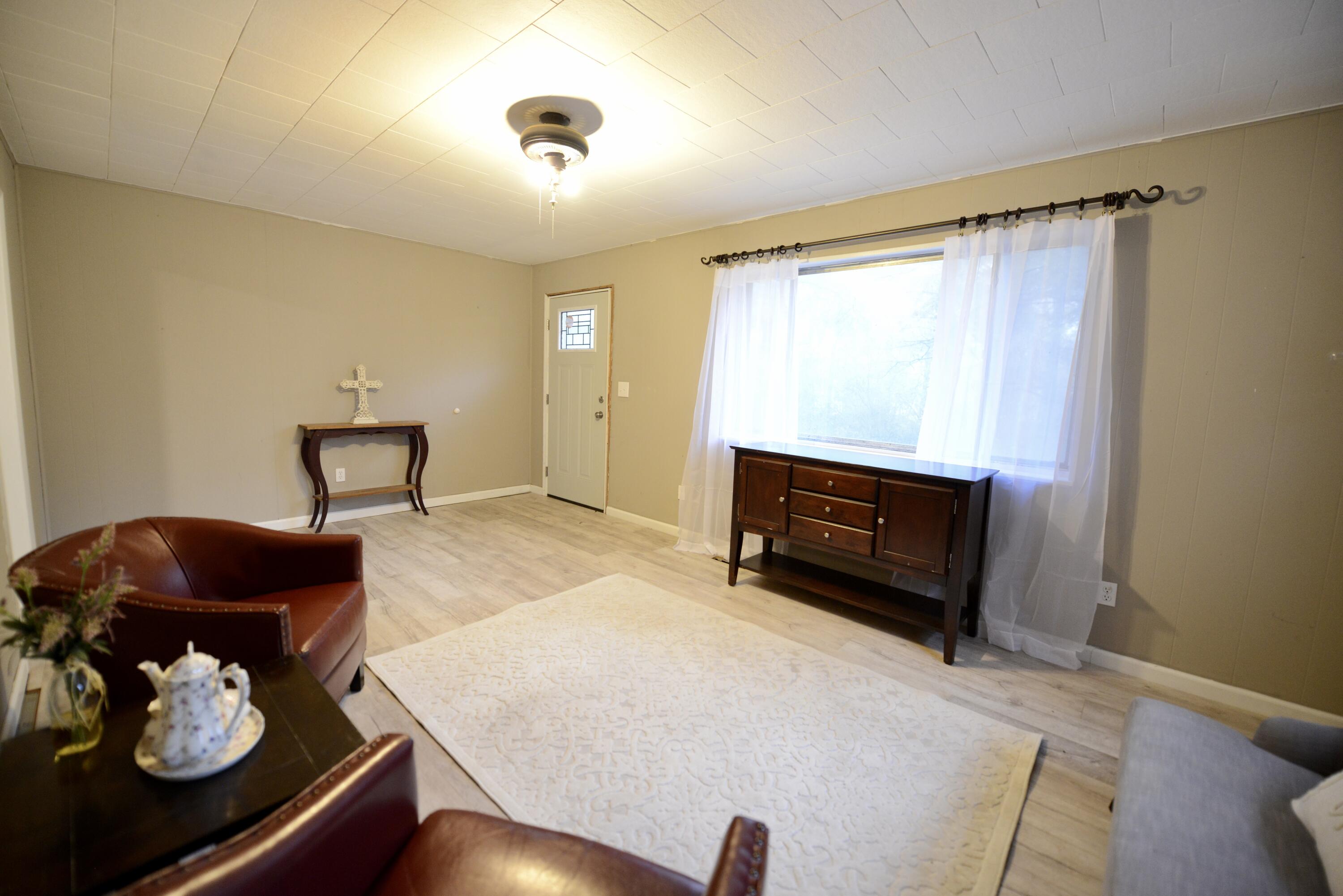 885 Tigues Creek Road Dayton, TN 37321 - Photo 3 of 14 4-Living Room 1