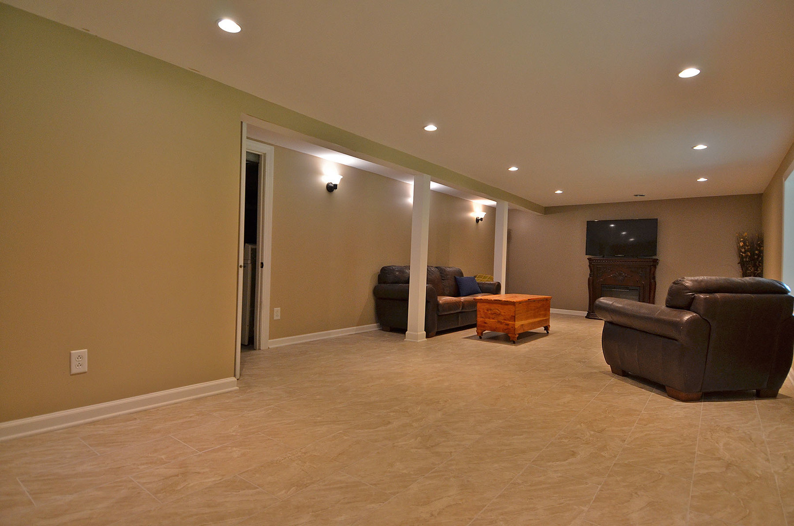 2580 East 1251st Road Ottawa, IL 61350 - Photo 25 of 29 a living room with furniture and a flat screen tv