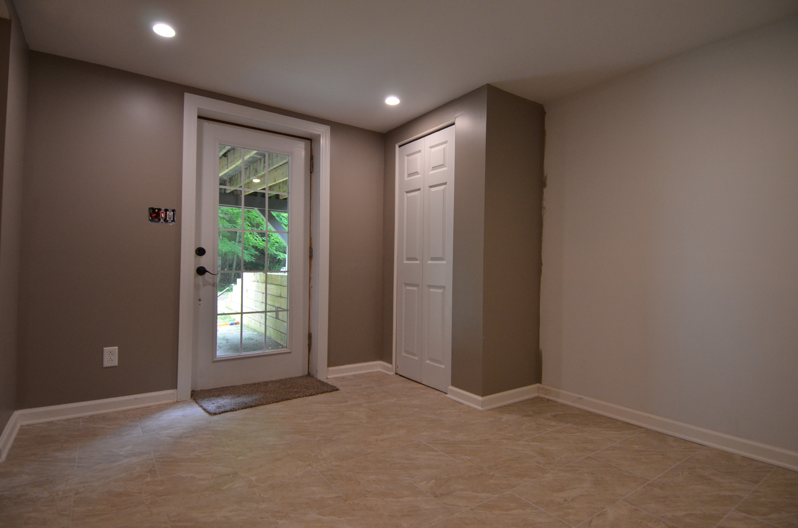 2580 East 1251st Road Ottawa, IL 61350 - Photo 28 of 29 an empty room with windows