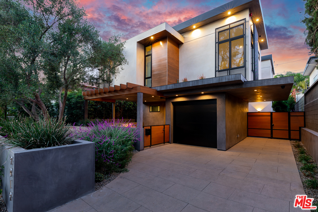 9019 Elevado Avenue West Hollywood, CA 90069 - Photo 1 of 24