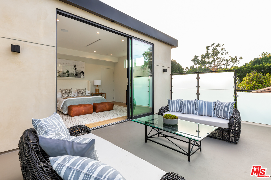 9019 Elevado Avenue West Hollywood, CA 90069 - Photo 11 of 24