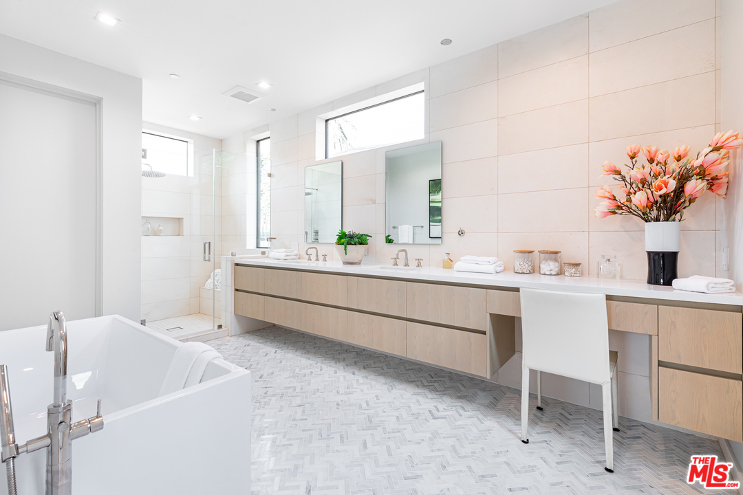 9019 Elevado Avenue West Hollywood, CA 90069 - Photo 12 of 24