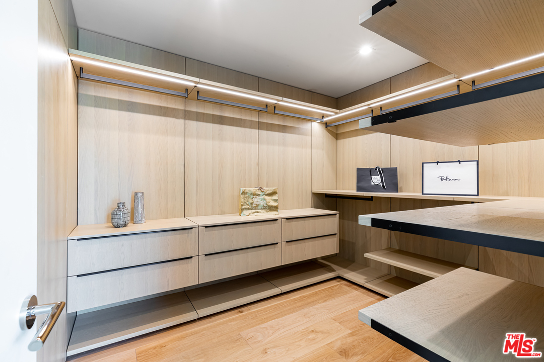 9019 Elevado Avenue West Hollywood, CA 90069 - Photo 13 of 24