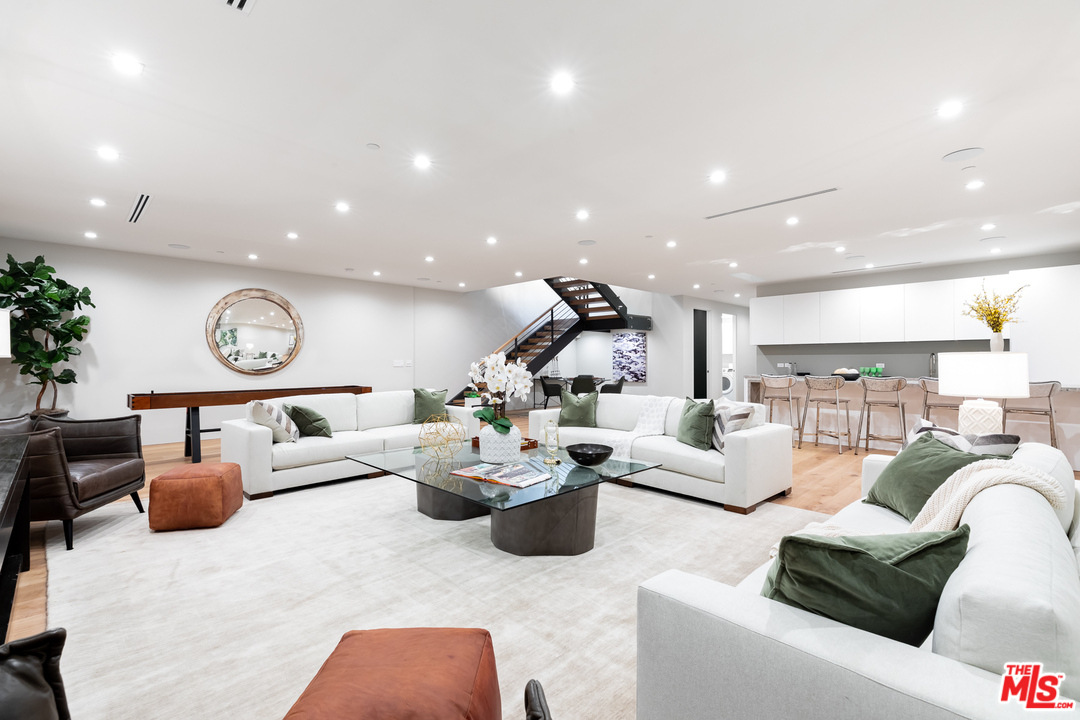 9019 Elevado Avenue West Hollywood, CA 90069 - Photo 16 of 24