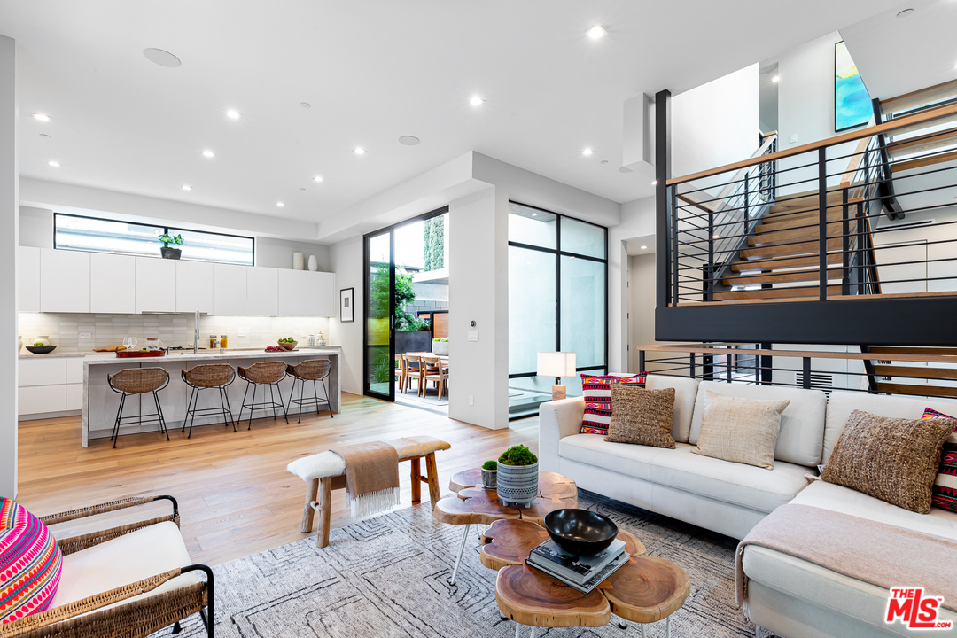 9019 Elevado Avenue West Hollywood, CA 90069 - Photo 3 of 24