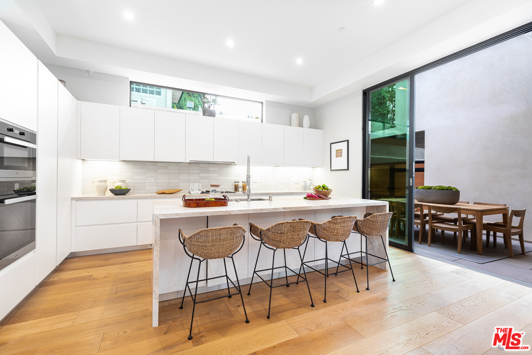 9019 Elevado Avenue West Hollywood, CA 90069 - Photo 4 of 24