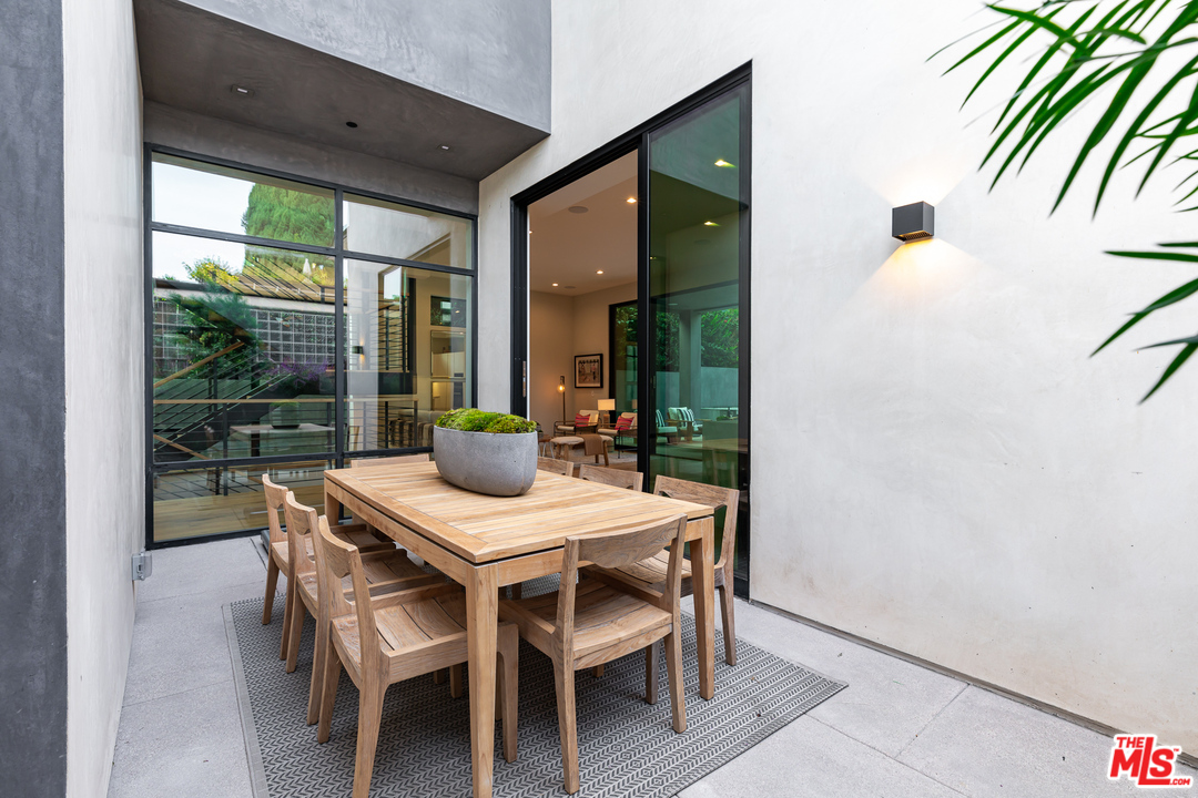 9019 Elevado Avenue West Hollywood, CA 90069 - Photo 5 of 24