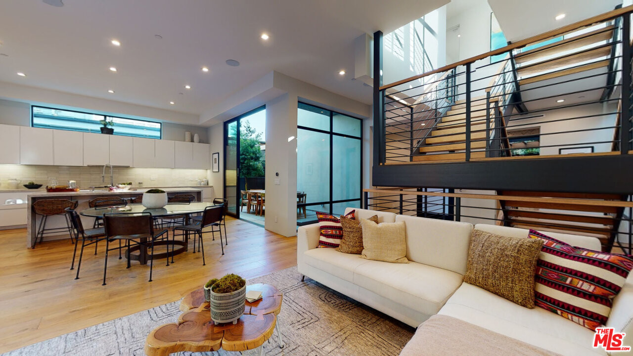 9019 Elevado Avenue West Hollywood, CA 90069 - Photo 7 of 24