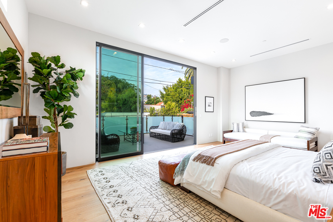 9019 Elevado Avenue West Hollywood, CA 90069 - Photo 10 of 24