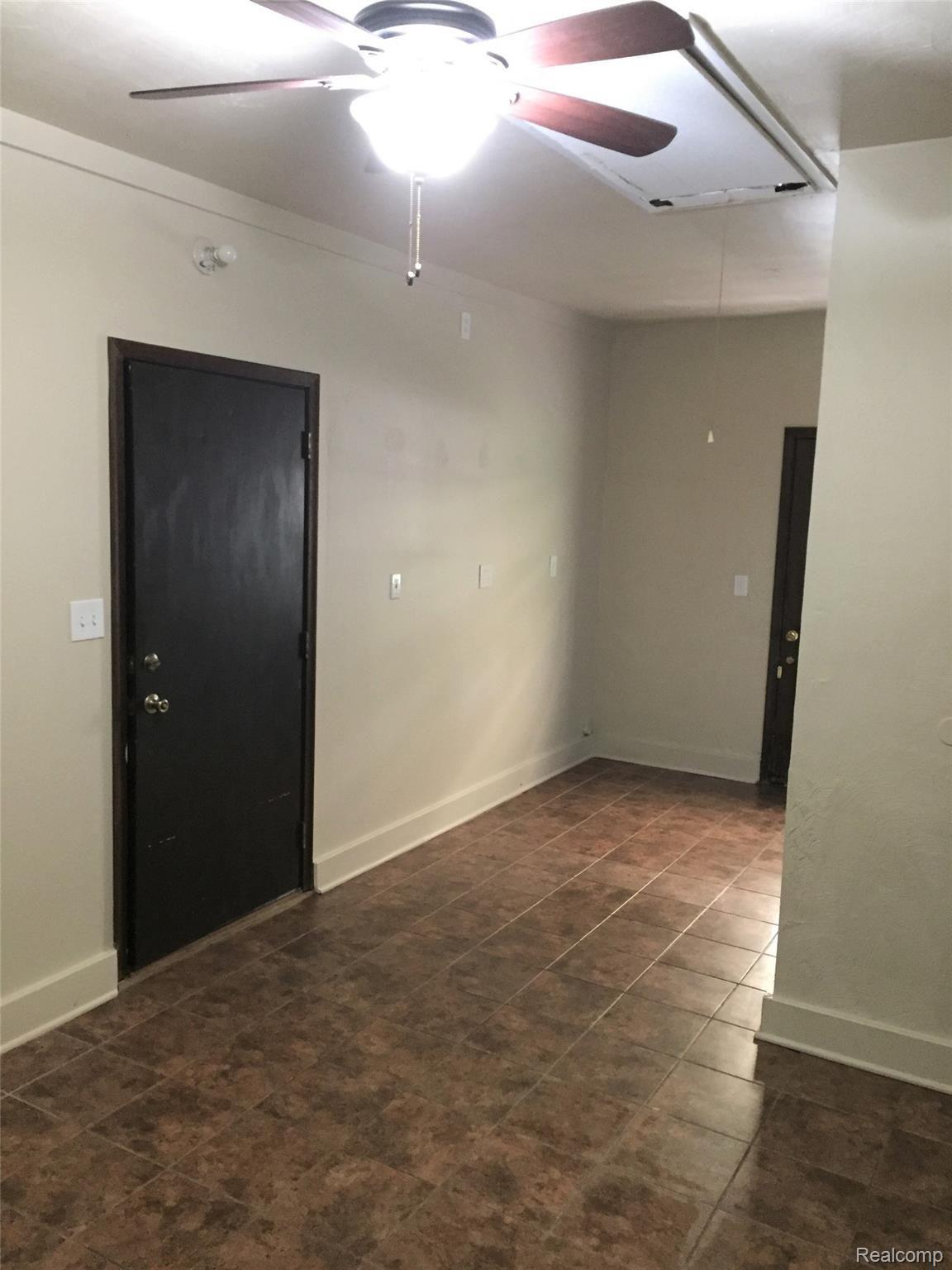 11121 Messmore Road Utica, MI 48317 - Photo 21 of 34 huge mud room.jpg