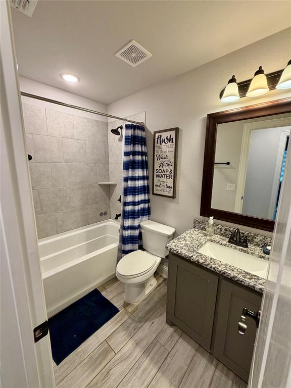 729 Oakleaf Drive Midlothian, TX 76065 - Photo 16 of 28 Secondary bedrooms and guest hallway bathroom. Located separate hallway than primary bdrm