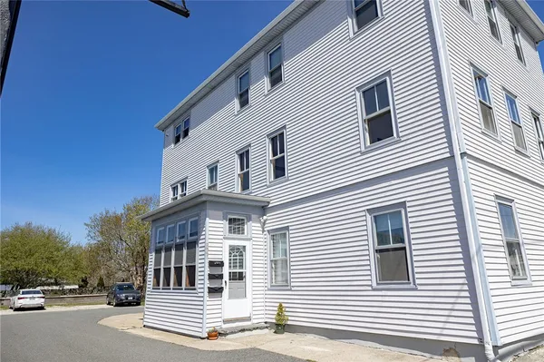 $2,000 | 143 Main Road, Unit 2, Tiverton, RI 02878