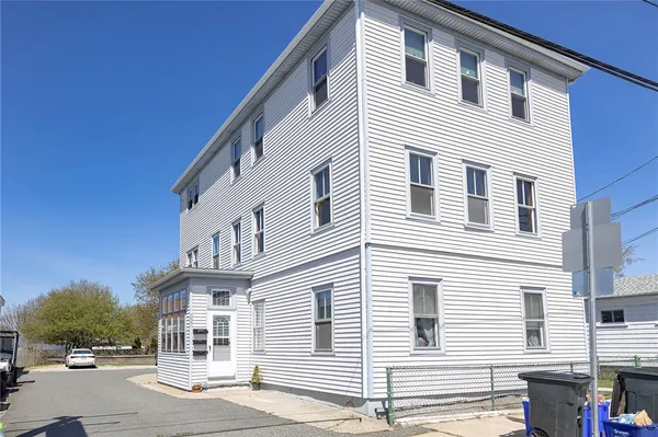 $2,000 | 143 Main Road, Unit 2, Tiverton, RI 02878