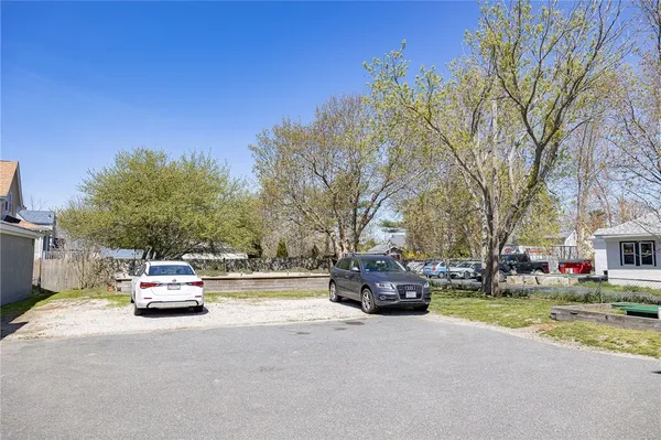 $2,000 | 143 Main Road, Unit 2, Tiverton, RI 02878