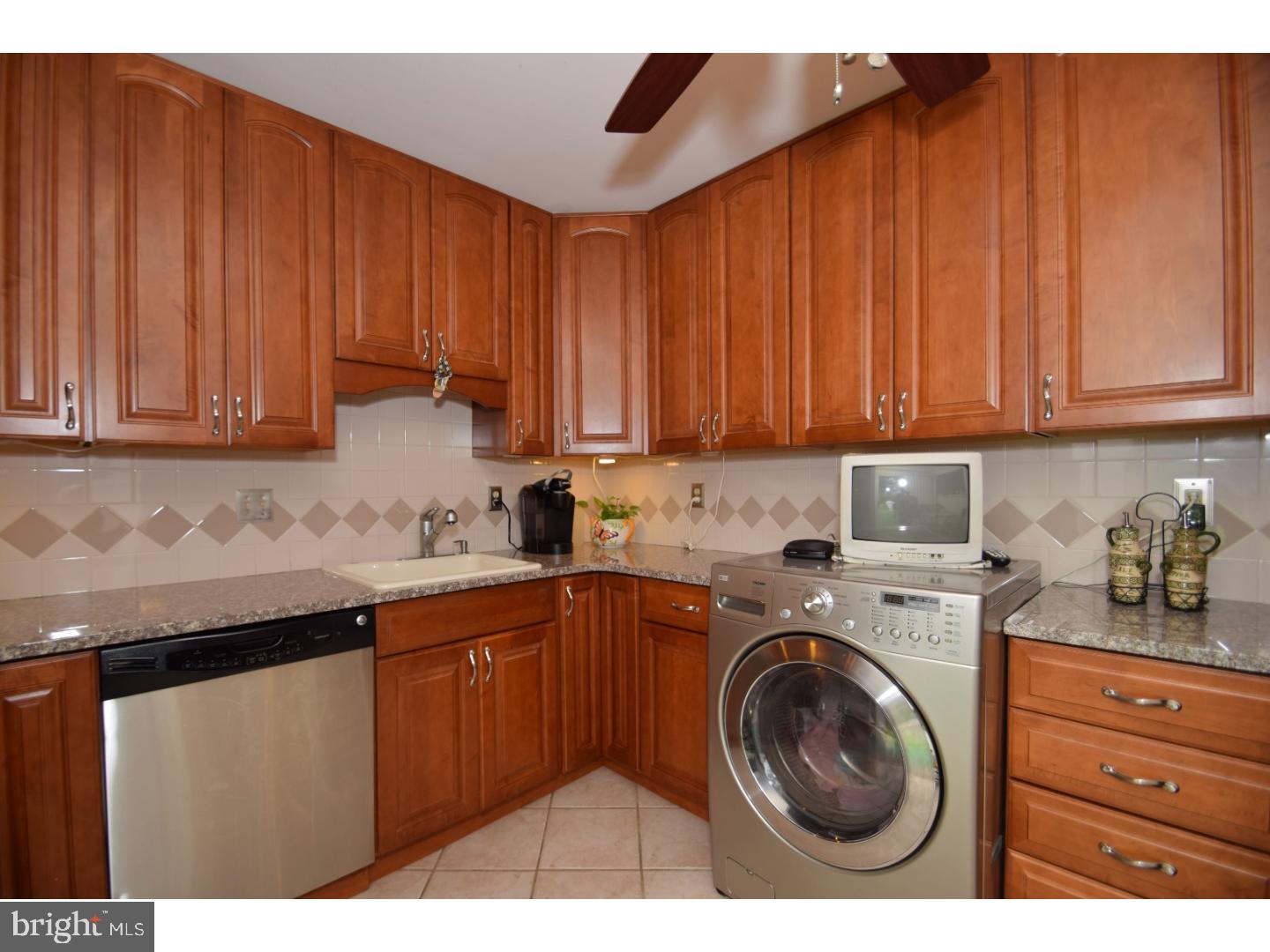 32 Hemlock Road Levittown, PA 19056 - Photo 13 of 25 Kitchen