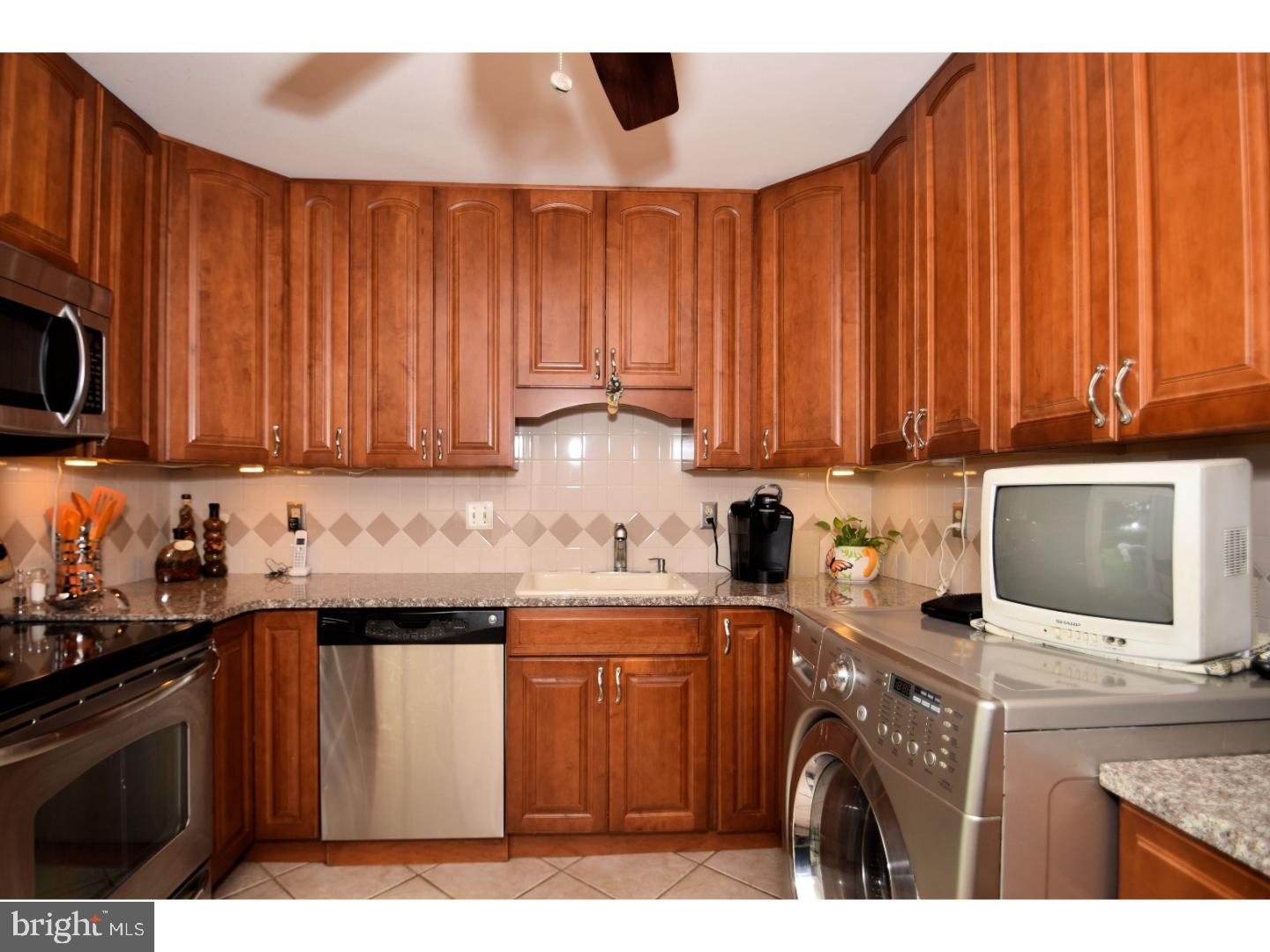 32 Hemlock Road Levittown, PA 19056 - Photo 10 of 25 Kitchen