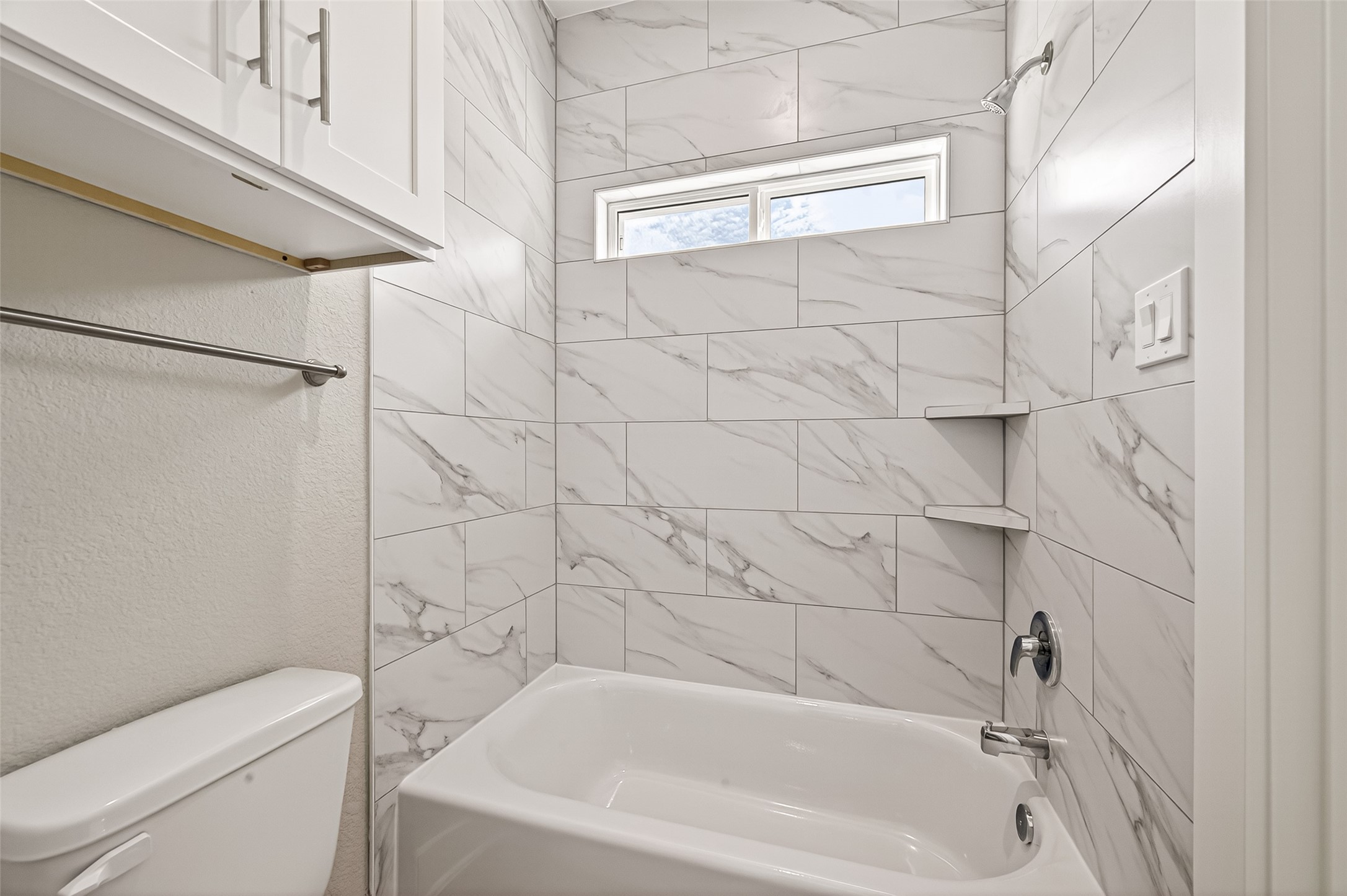 3514 Runnels Street, Unit B Houston, TX 77003 - Photo 30 of 39 The common tub with shower and toilet are availble for use from either bedroom.