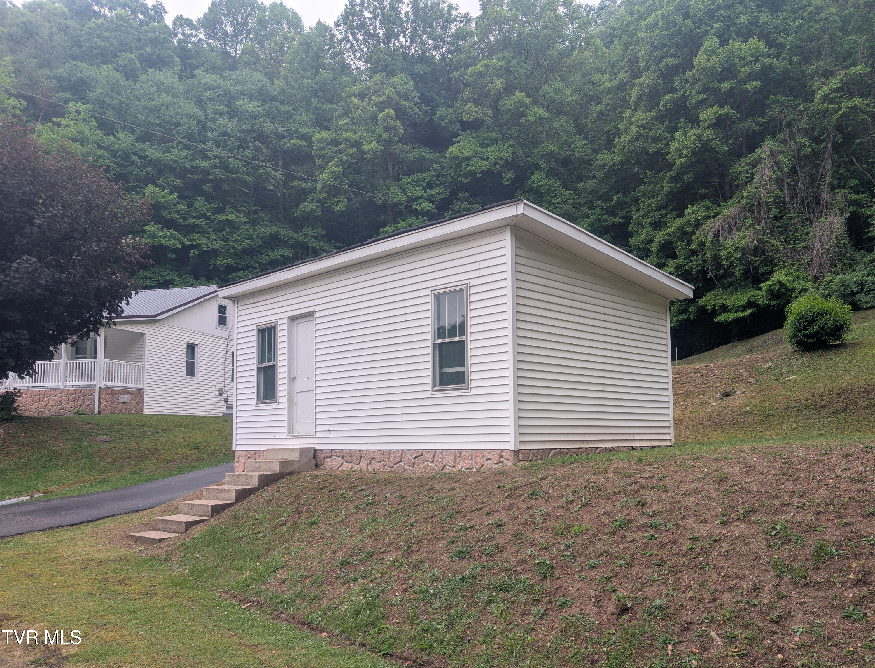 9912 Sandlick Road Bee, VA 24217 - Photo 9 of 26 Storage