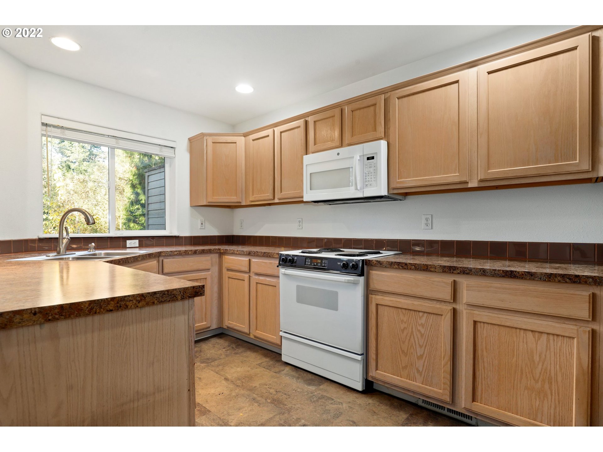 8587 Northeast Rockspring Street Beaverton, OR 97006 - Photo 10 of 30 Gallery Image 10