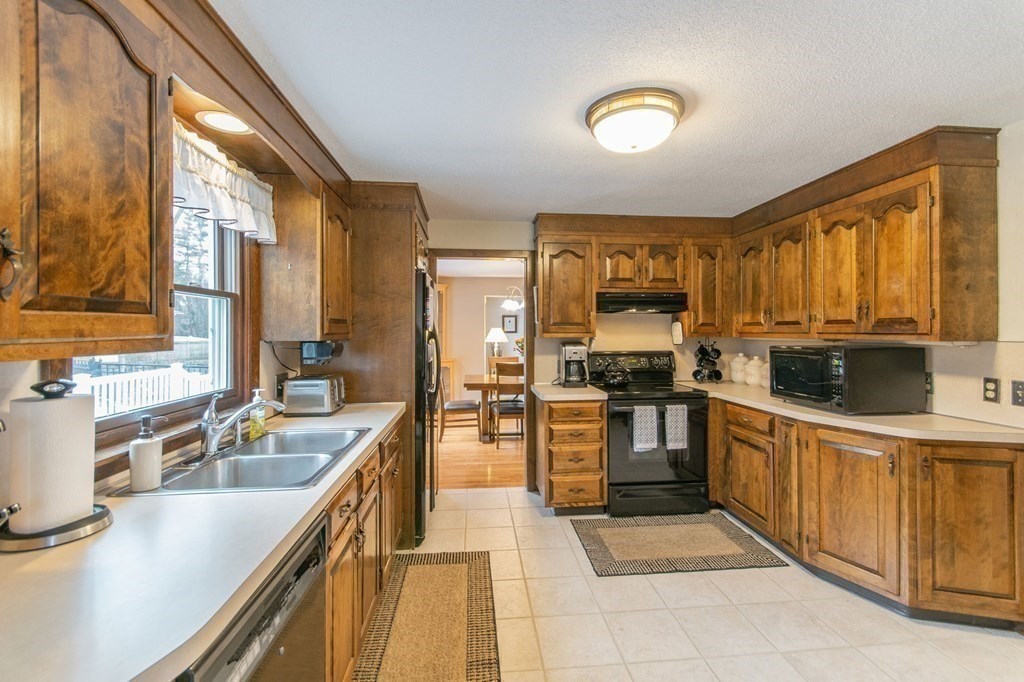 135 Edgewater Road Agawam, MA 01001 - Photo 17 of 42 Gallery Image 17