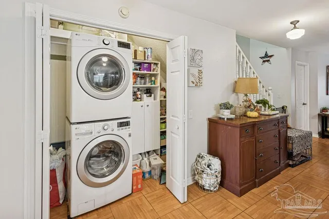 a view of living room washer and dryer