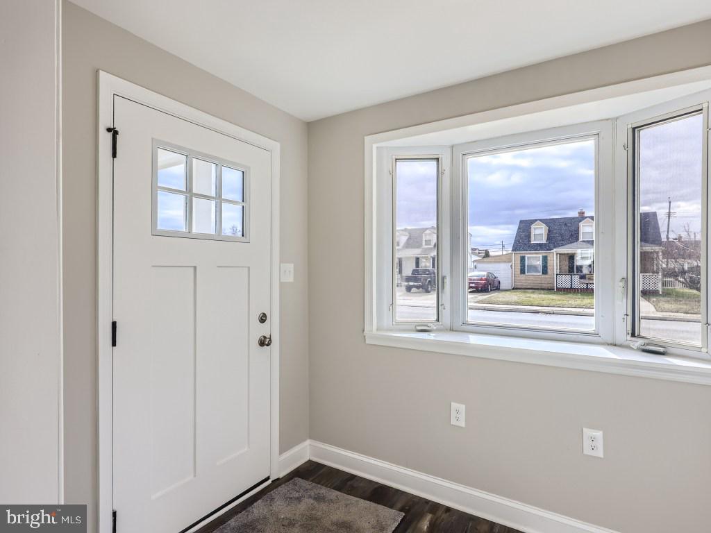 8230 Longpoint Road Dundalk, MD 21222 - Photo 5 of 28