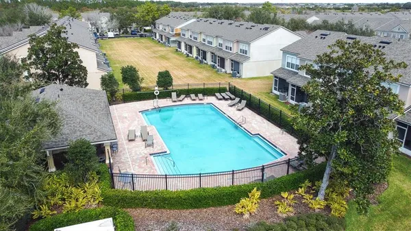 a view of a back yard